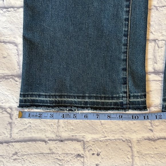 Articles of Society Low Rise Flare Leg Raw Hem Medium Wash Blue Jeans - Size 30 - Picture 5 of 14